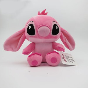 Peluche rose Angel du dessin animéro Stich. Angel est assise avec les oreilles vers le bas. La peluche est en coton.