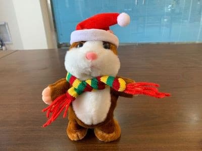 Un hamster en peluche avec un bonnet de père Noël