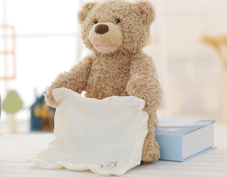Un ours en peluche tenant un tissu blanc