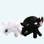 Pack de peluche Dragon Krokmou noir + Furie Eclair sur fond blanc