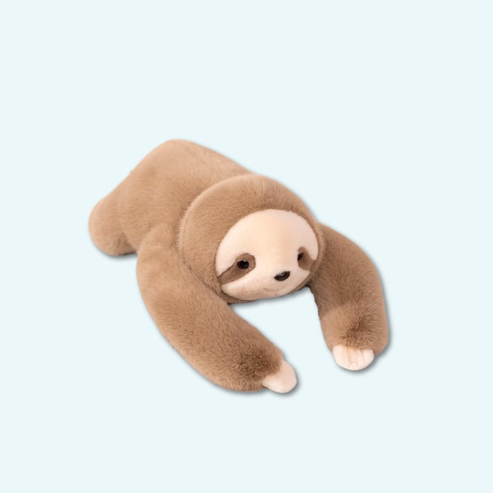 Img_Peluche_Lestee_Paresseux_Apaisante1-2.Jpg Weighted sloth plush with soft beige fur lying on a blue background.